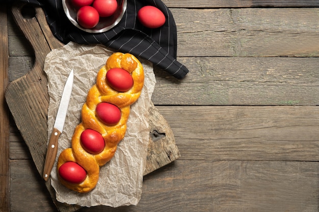 Pan con huevos de pascua en una tabla de madera