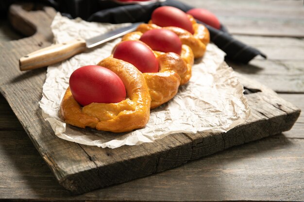 Pan con huevos de pascua en una tabla de madera