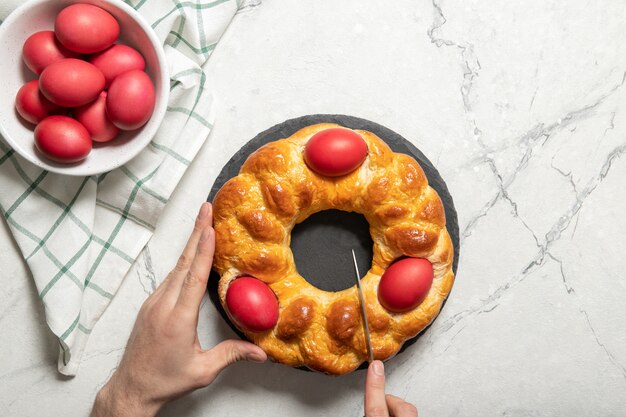 Pan con huevos de pascua en una tabla de madera