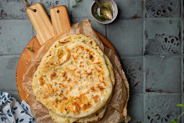 Foto pan indio naan con queso y ajo