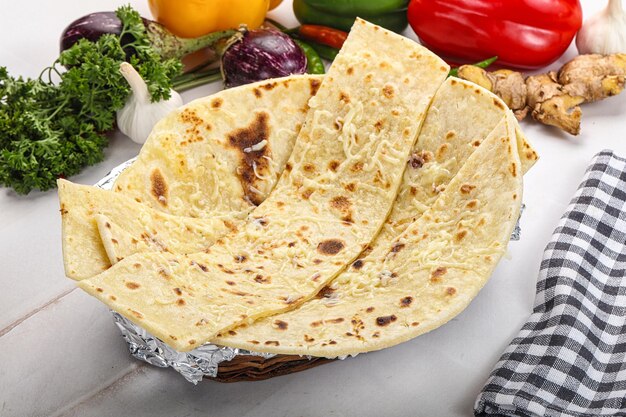 El pan indio, el queso, el ajo y el naan.