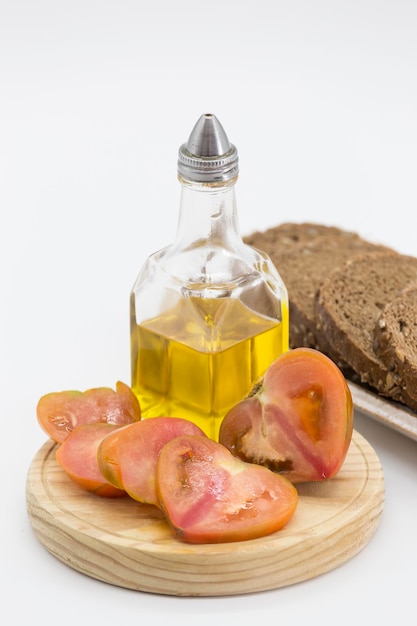 Pan integral con aceite y tomate, desayuno tradicional de la dieta mediterránea