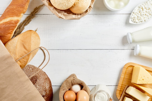 Pan integral y alimentos orgánicos, leche, queso, crema agria, huevo y panadería.