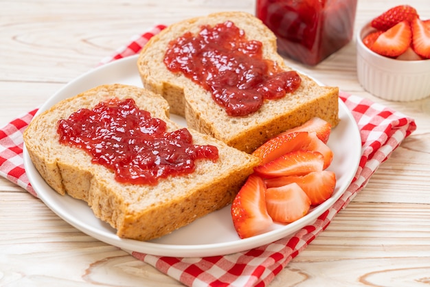 pan integral casero con mermelada de fresa y fresa fresca