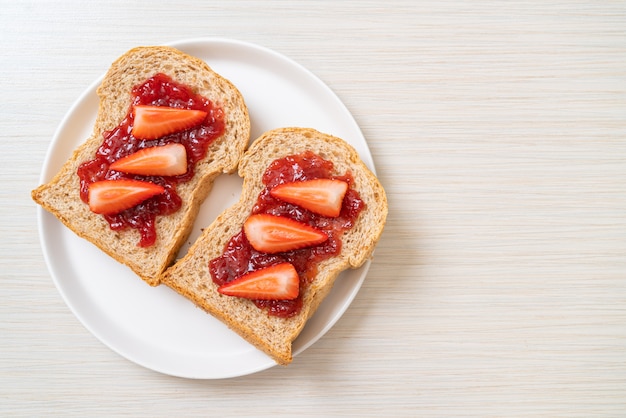 pan integral casero con mermelada de fresa y fresa fresca