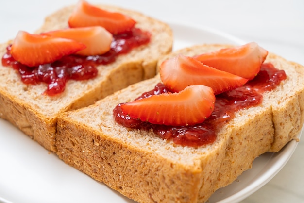 pan integral casero con mermelada de fresa y fresa fresca