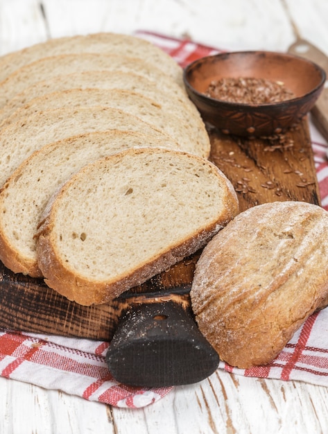 Pan integral casero recién horneado