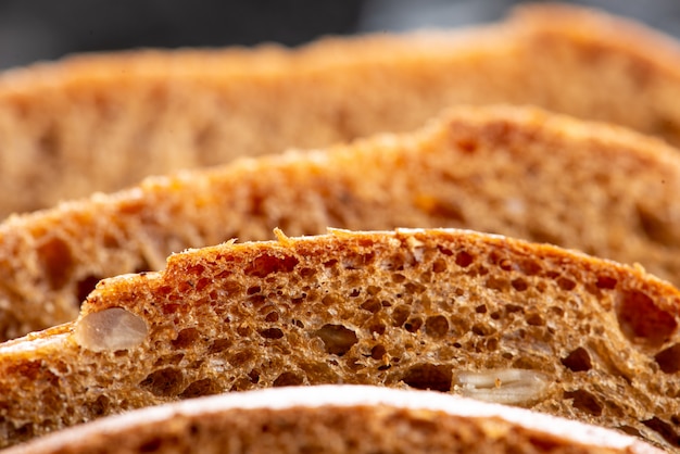 Pan integral de centeno en rebanadas para una dieta saludable; carbohidratos