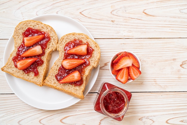 pan integral con mermelada de fresa y fresa fresca