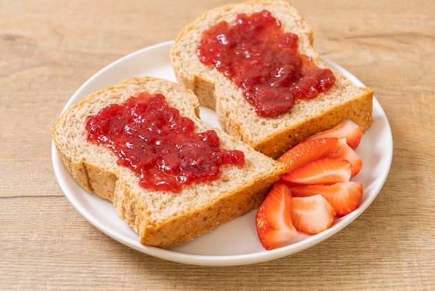 pan integral con mermelada de fresa y fresa fresca