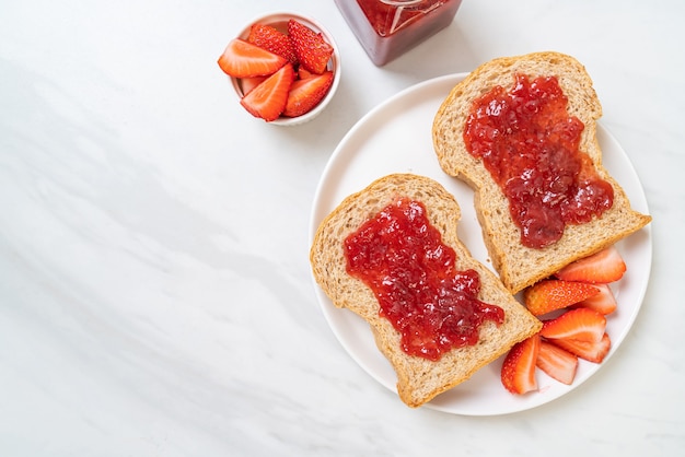 pan integral con mermelada de fresa y fresa fresca