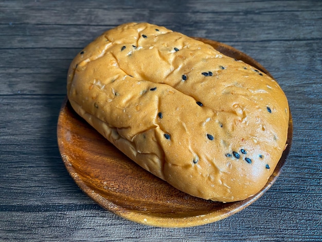 Pan integral en la mesa listo para comer