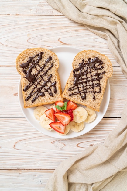 pan integral con plátano fresco, fresa y chocolate