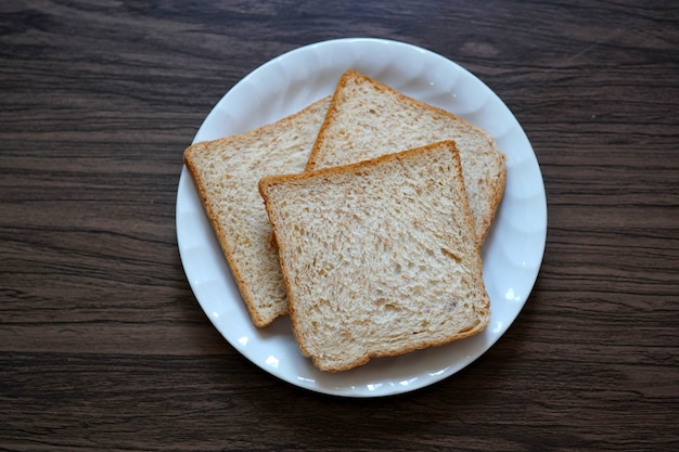 Pan integral en un plato sobre fondo de madera