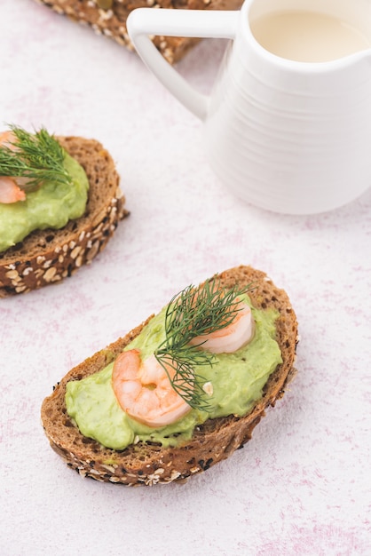 Pan integral de puré de aguacate con camarones.