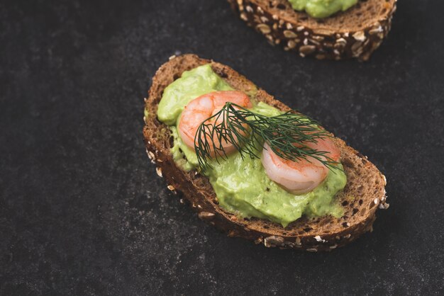 Pan integral de puré de aguacate con camarones.