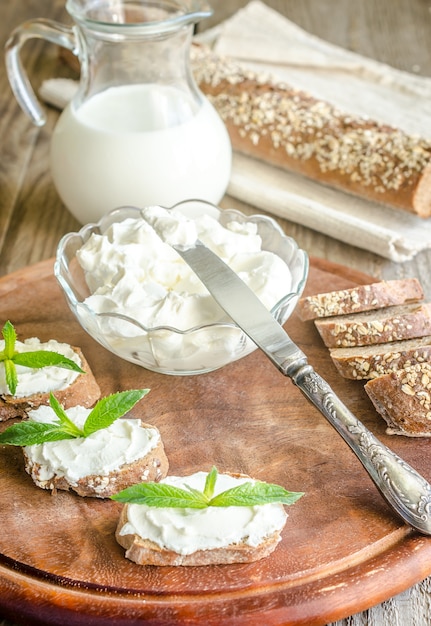 Pan integral con queso crema