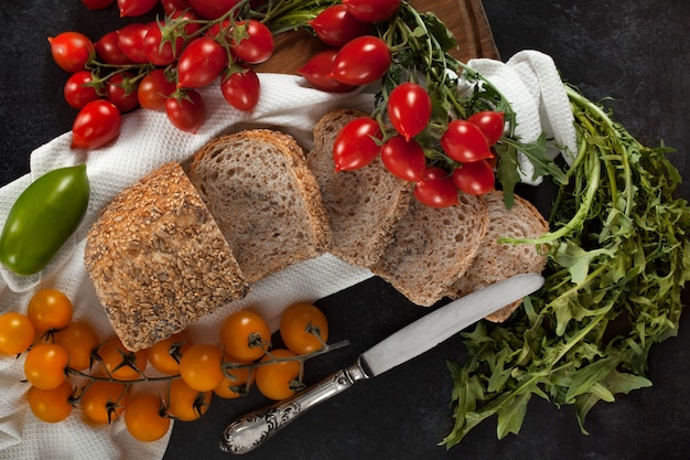 Pan Integral De Semilla Con Tomate Y Achicoria