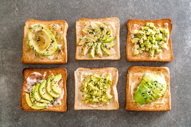 Pan integral tostado con aguacate