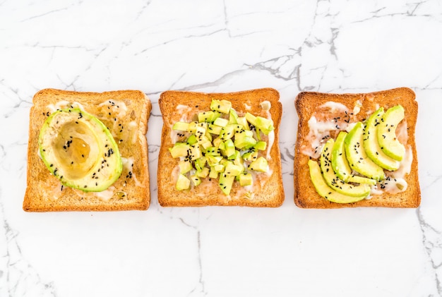 Pan integral tostado con aguacate