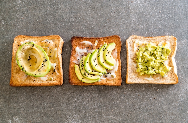 Pan integral tostado con aguacate