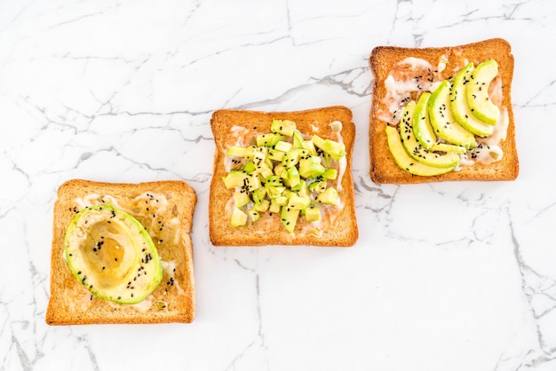 Pan integral tostado con aguacate