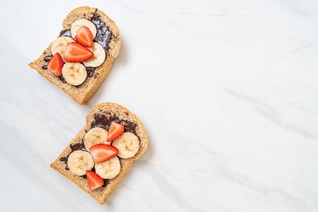 pan integral tostado con plátano fresco, fresa y chocolate para el desayuno