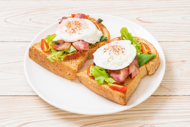 pan integral tostado con verduras, tocino y huevo o huevo benedictino para el desayuno