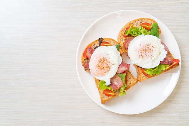 pan integral tostado con verduras, tocino y huevo