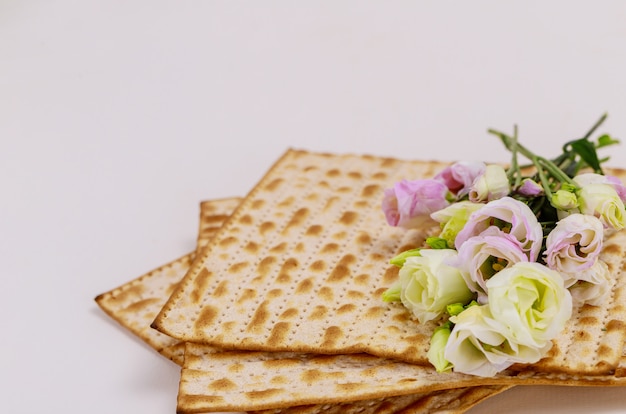 Pan israelí de matzá con rosas