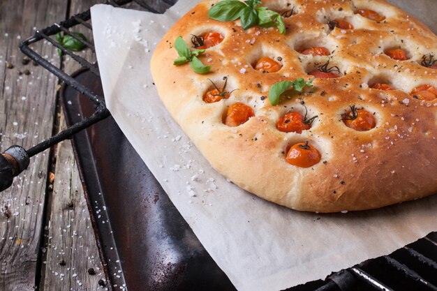 Pan italiano de focaccia con tomate