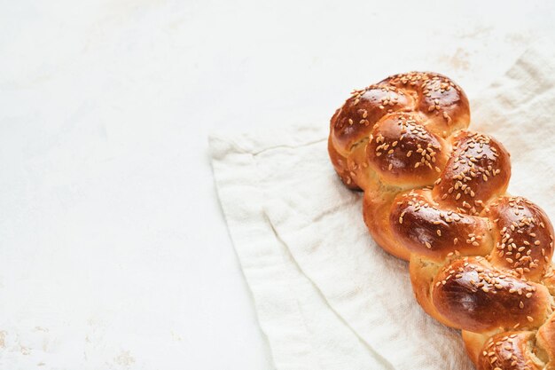 Pan jalá Composición de la ceremonia de kiddush sabático Pan jalá trenzado casero recién horneado para Shabat y días festivos sobre fondo blanco Shabat Shalom Vista superior Copiar espacio