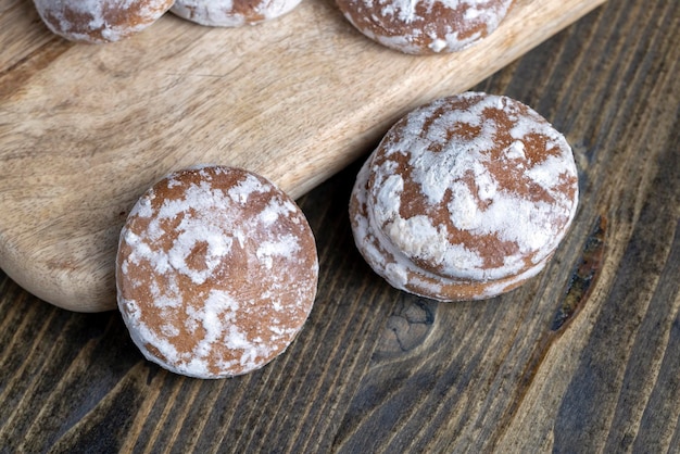 Pan de jengibre con azúcar helado en una tabla para cortar