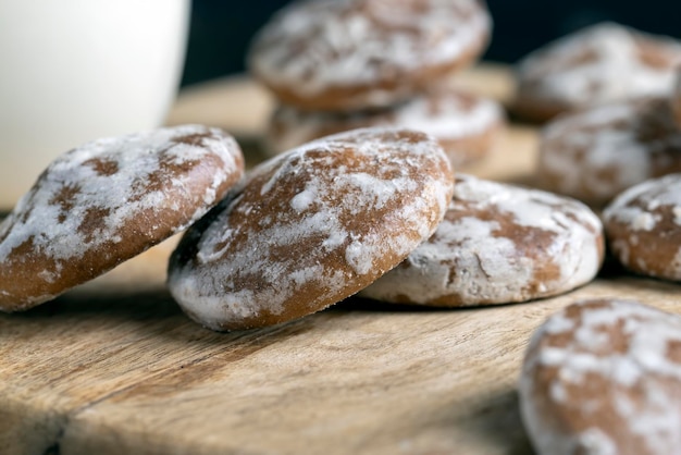 Pan de jengibre con azúcar helado en una tabla para cortar