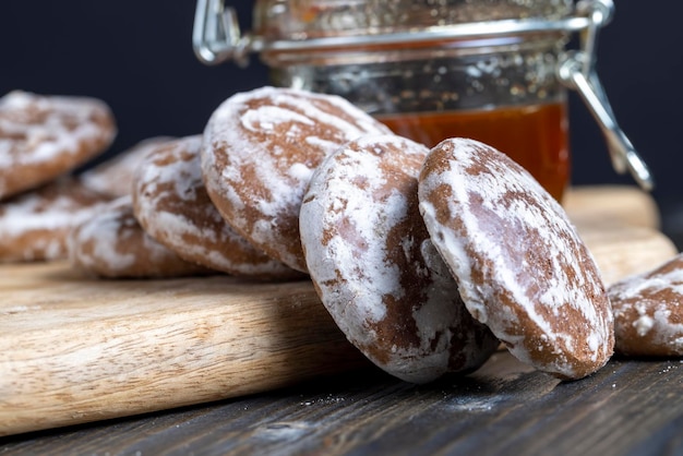 Pan de jengibre con azúcar helado en una tabla para cortar