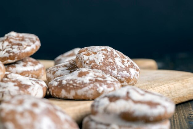 Foto pan de jengibre con azúcar helado en una tabla para cortar