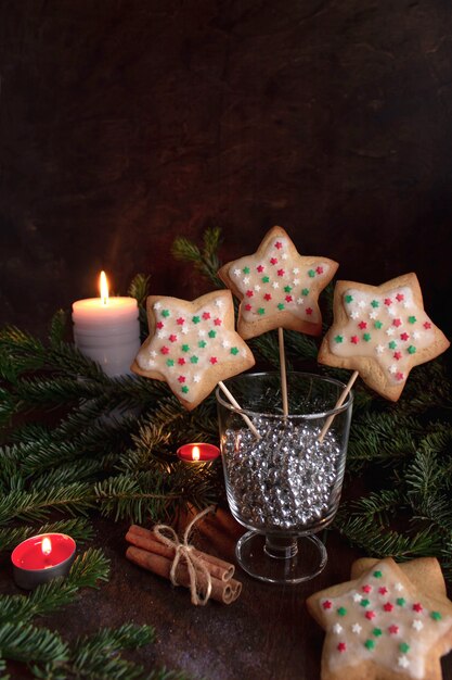 Pan de jengibre bellamente decorado en forma de estrella