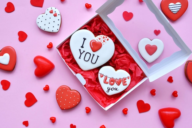 Pan de jengibre en una caja en forma de corazones al horno para el día de San Valentín.