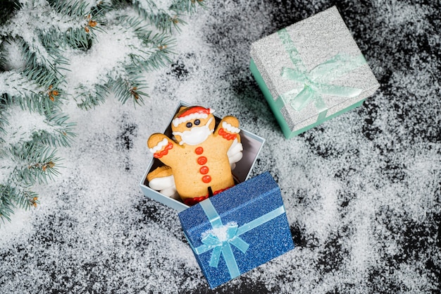 Pan de jengibre en caja de regalo en concepto de vacaciones de nieve de invierno espacio de copia de vista superior