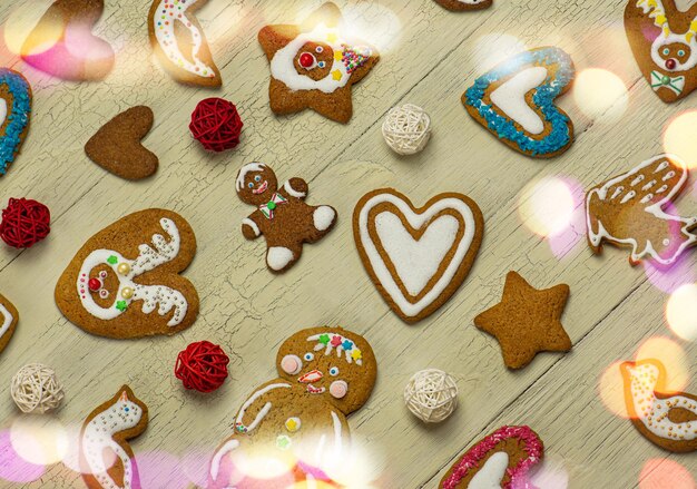 Pan de jengibre casero dulce de Navidad en la mesa de madera