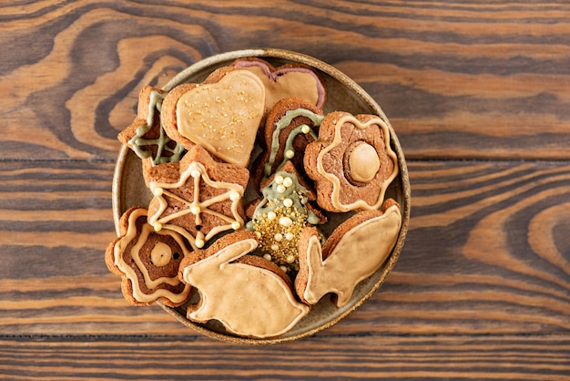 Pan de jengibre casero con miel, canela y especias en un bol Galletas de jengibre caseras de Navidad
