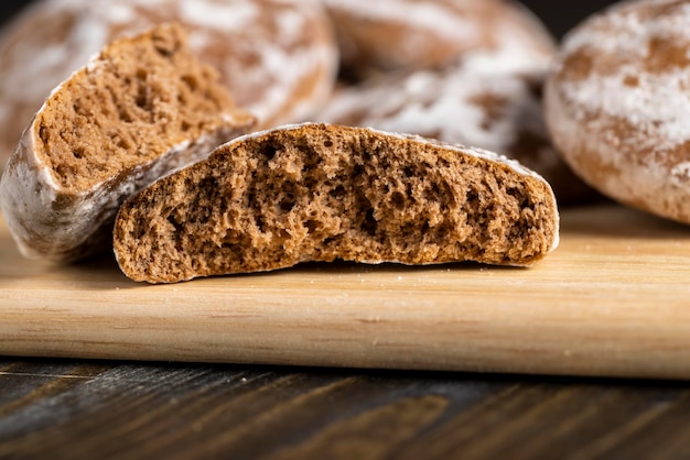 Pan de jengibre de chocolate con sabor a jengibre en la mesa una gran cantidad de pan de jengibre en la mesa