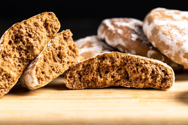 Pan de jengibre de chocolate con sabor a jengibre en la mesa una gran cantidad de pan de jengibre en la mesa