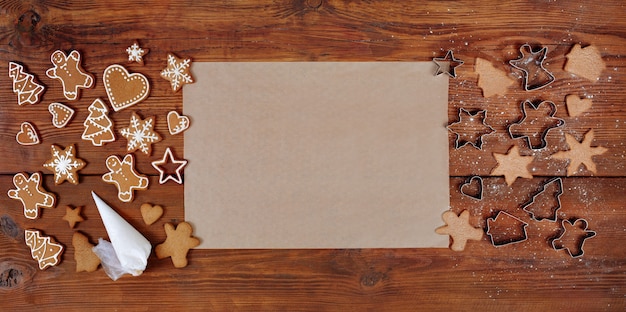 Pan de jengibre en diferentes formas decoradas con glaseado sobre un fondo de madera marrón Vacaciones de año nuevo