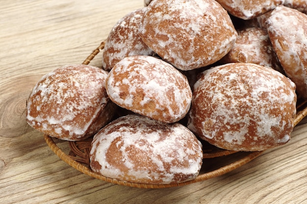 Pan de jengibre dulce en canasta de mimbre sobre mesa de madera