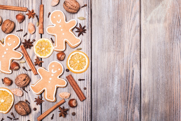 Pan de jengibre con especias en la mesa de madera. Decoración de aroma navideño