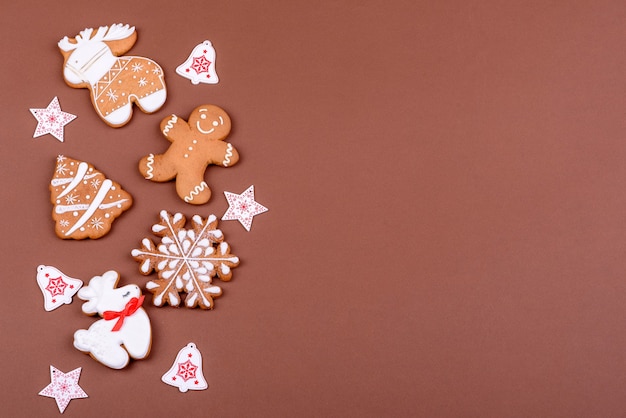 Pan de jengibre festivo de Navidad hecho en casa sobre un fondo de color