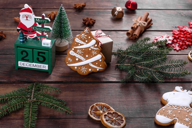 Pan de jengibre festivo de Navidad hecho en casa sobre una mesa oscura