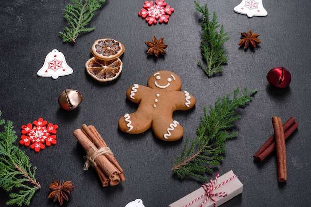 Pan de jengibre festivo de Navidad hecho en casa sobre una mesa oscura