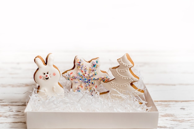 Pan de jengibre en fondo blanco, regalo de Navidad.